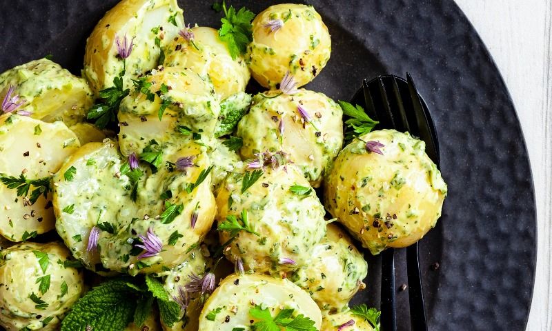 Ensalada de patatas con 'green goddess dressing'