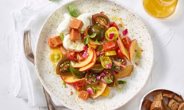 Ensalada de tomate, nectarina y gelatina de gazpacho