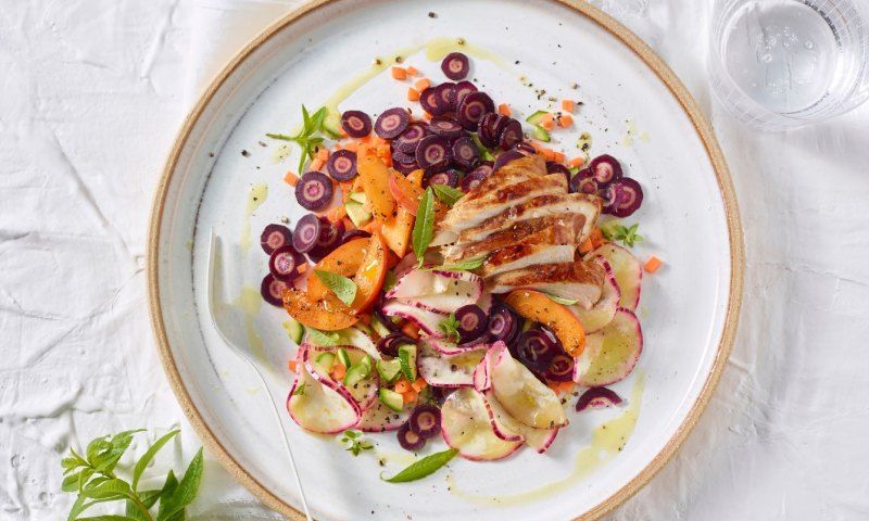 Ensalada de zanahoria morada, melocotón y pollo