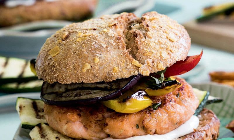 Hamburguesa rústica de salmón y verduras asadas