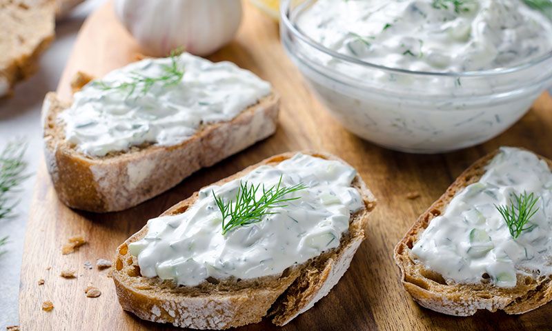 'Tzatziki' sobre tostas de pan