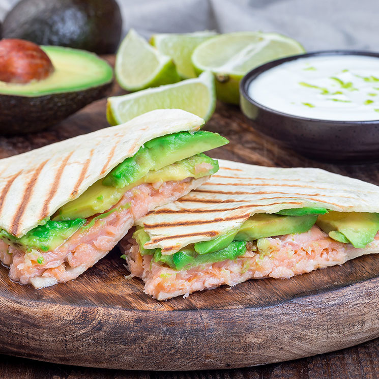 Quesadillas de salmón y aguacate con aderezo de yogur y lima