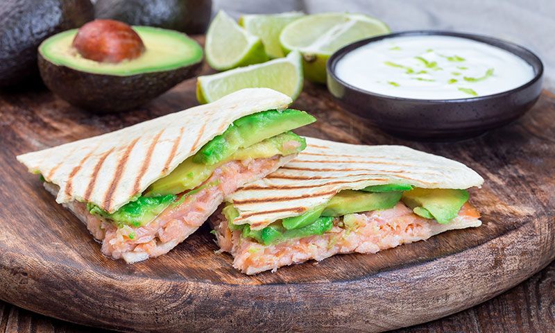 Quesadillas con salmón y aguacate con aderezo de yogur y lima