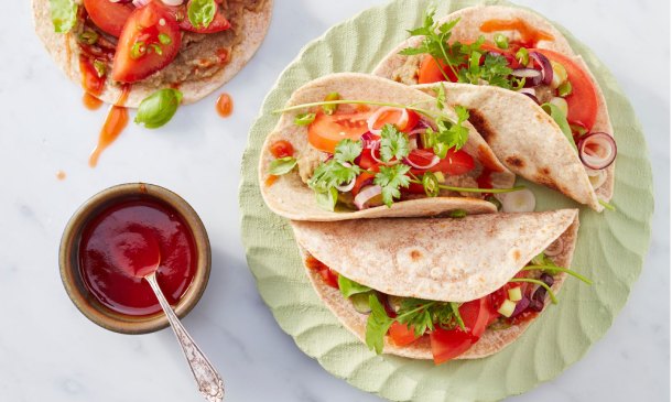 Tacos con 'mutabal' y pico de gallo Tacos con 'mutabal' y pico de gallo