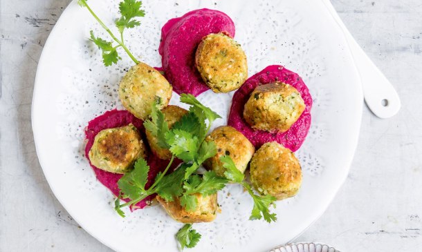 Falafel con hummus de remolacha