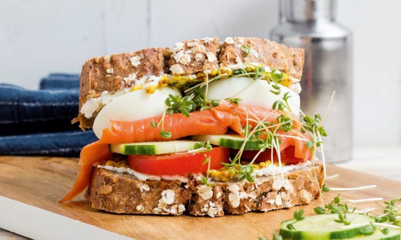 Sándwich de salmón ahumado con huevo