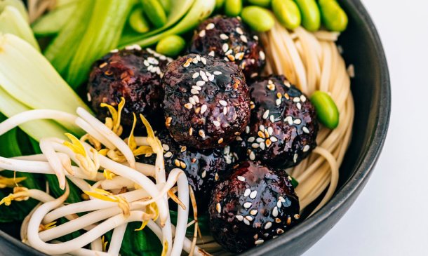 Fideos con albóndigas orientales Fideos con albóndigas orientales