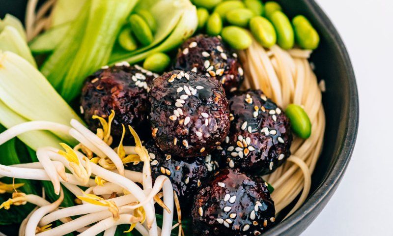 Fideos con albóndigas orientales