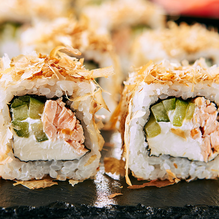 'Uramaki sushi' de salmón con copos de bonito seco