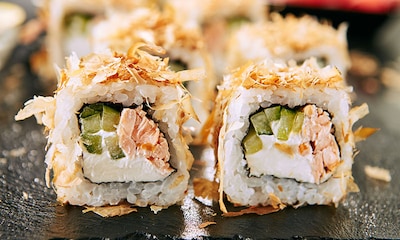 'Uramaki sushi' de salmón con copos de bonito seco