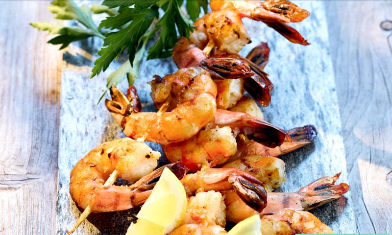 Brochetas de gambas con hierbas aromáticas