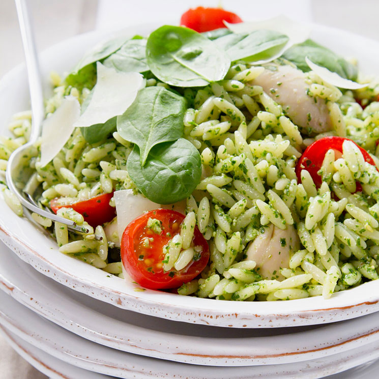 Ensalada de orzo y pollo con salsa pesto