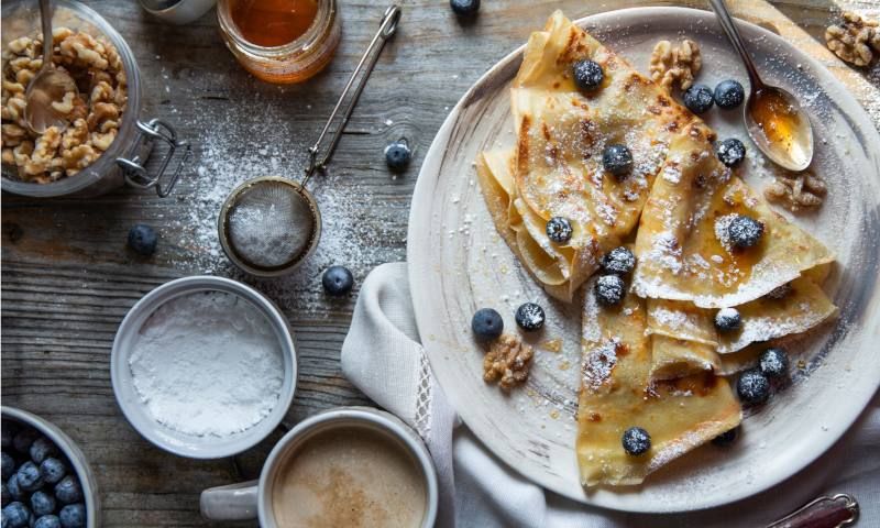 Crepes con arándanos, nueces y miel