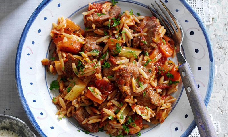 Orzo con cordero guisado y verduras