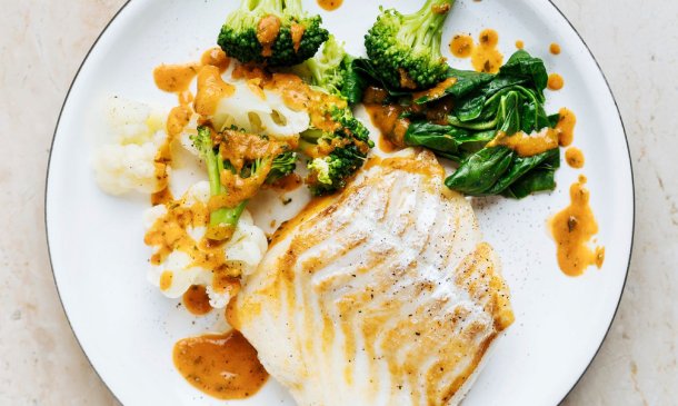 Mero a la plancha con vegetales y salsa roja de pimentón y eneldo Mero a la plancha con vegetales y salsa roja de pimentón y eneldo