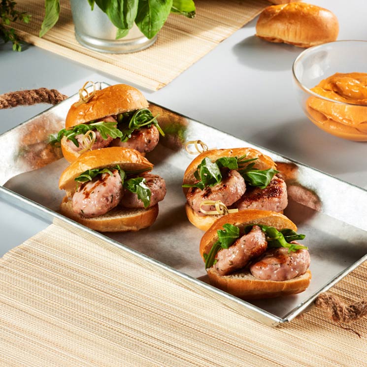 Pulgas de hamburguesas de conejo con rúcula y salsa brava