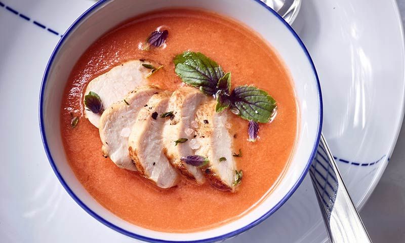 Sopa de tomate con medallones de 'rablé' de conejo a la plancha