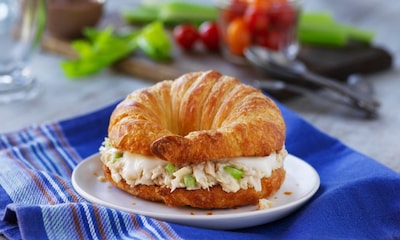 'Croissant' relleno de ensalada de atún