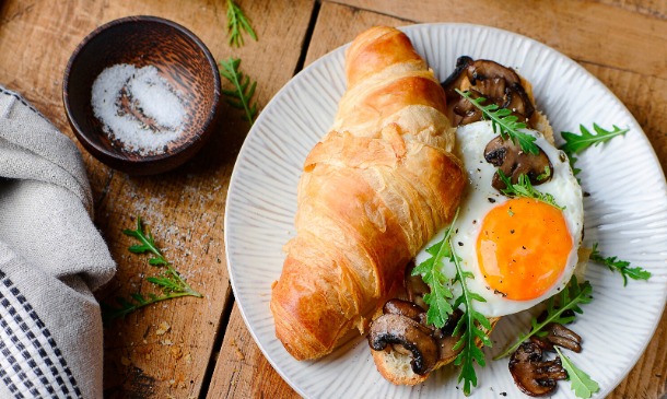 ''Croissant' relleno de huevo y champiñones ''Croissant' relleno de huevo y champiñones