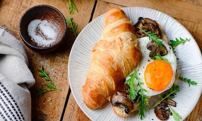 'Croissant' relleno de huevo y champiñones