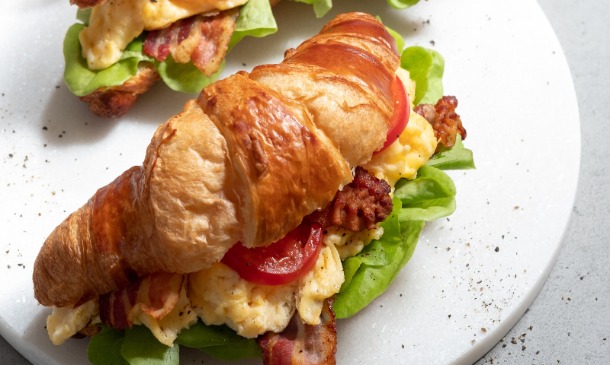'Croissant' con revuelto de huevo y beicon 'Croissant' con revuelto de huevo y beicon
