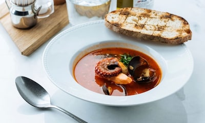 Sopa roja de pescado con pulpo y mejillones