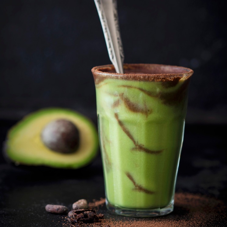 'Smoothie' de aguacate, manzana y cacao natural