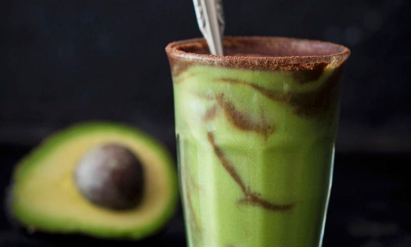 'Smoothie' de aguacate, manzana y cacao natural