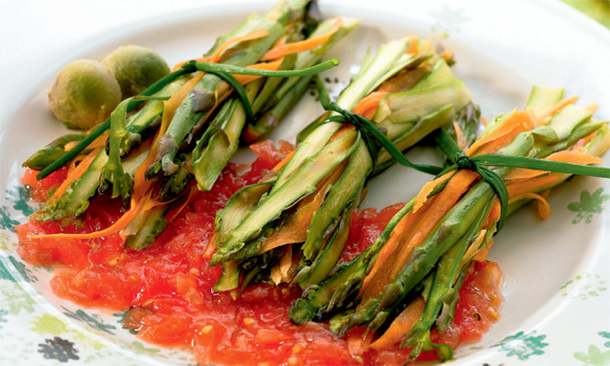 Hatillos de espárragos y zanahoria con tomate Hatillos de espárragos y zanahoria con tomate