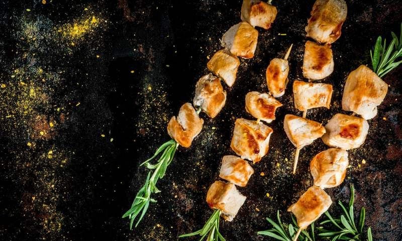Brochetas de pavo al romero