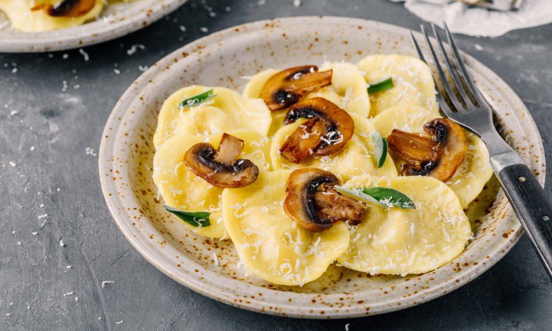 'Raviolis' rellenos de champiñón y queso de cabra