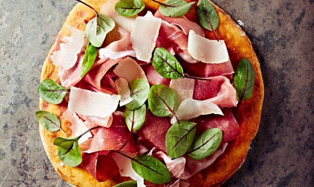 Pizza de jamón y parmesano Pizza de jamón y parmesano