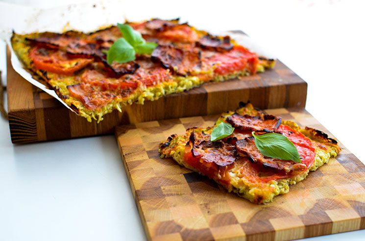 Pizza con masa de calabacín con tomate y pimiento rojo Pizza con masa de calabacín con tomate y pimiento rojo