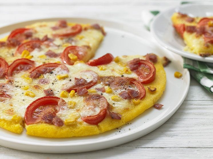 Pizza con base de polenta con salami, maíz y tomate Pizza con base de polenta con salami, maíz y tomate