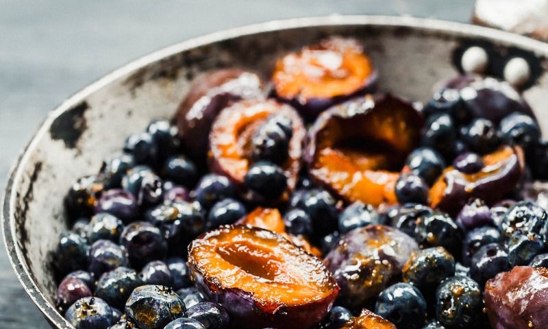 Sartén de arándanos y ciruelas caramelizadas