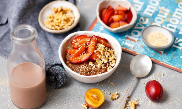 'Porridge' de quinoa con chocolate y ciruelas 'Porridge' de quinoa con chocolate y ciruelas