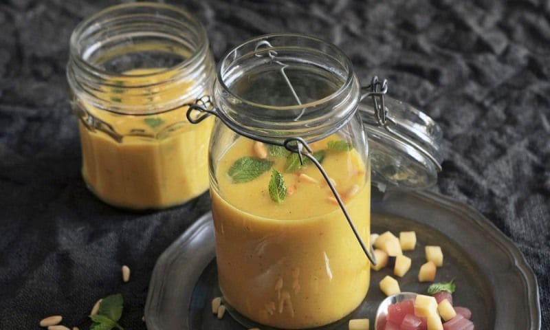 Gazpacho de melocotón con piñones