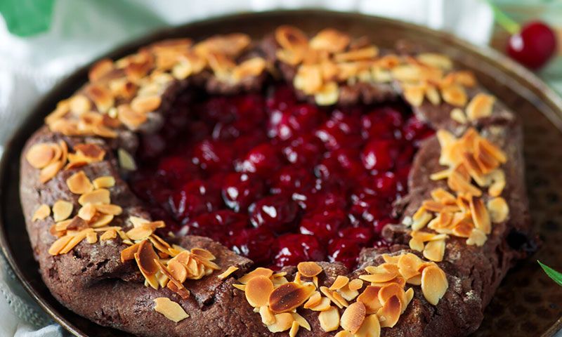 'Galette' de chocolate con cerezas y almendras