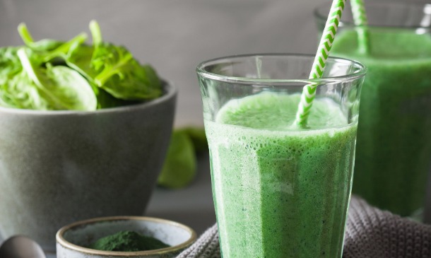 'Smoothie' de espinacas y plátano con espirulina 'Smoothie' de espinacas y plátano con espirulina