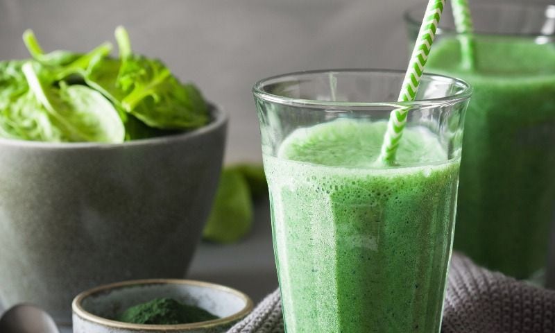 'Smoothie' de espinacas y plátano con espirulina