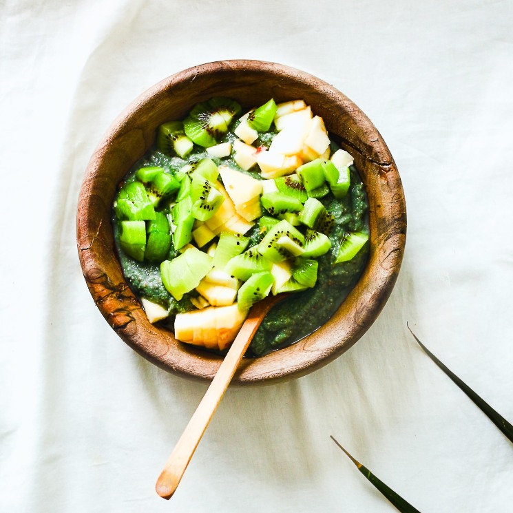 'Porridge' de avena con espirulina y frutas