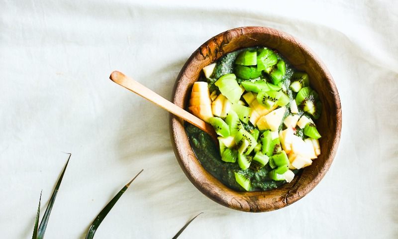 'Porridge' de avena con espirulina y frutas