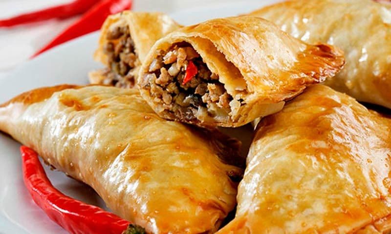 Empanadillas de carne con chile y pasas