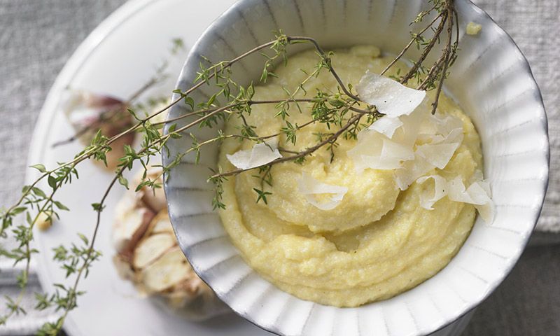 Polenta cremosa con ajo asado y queso Pecorino