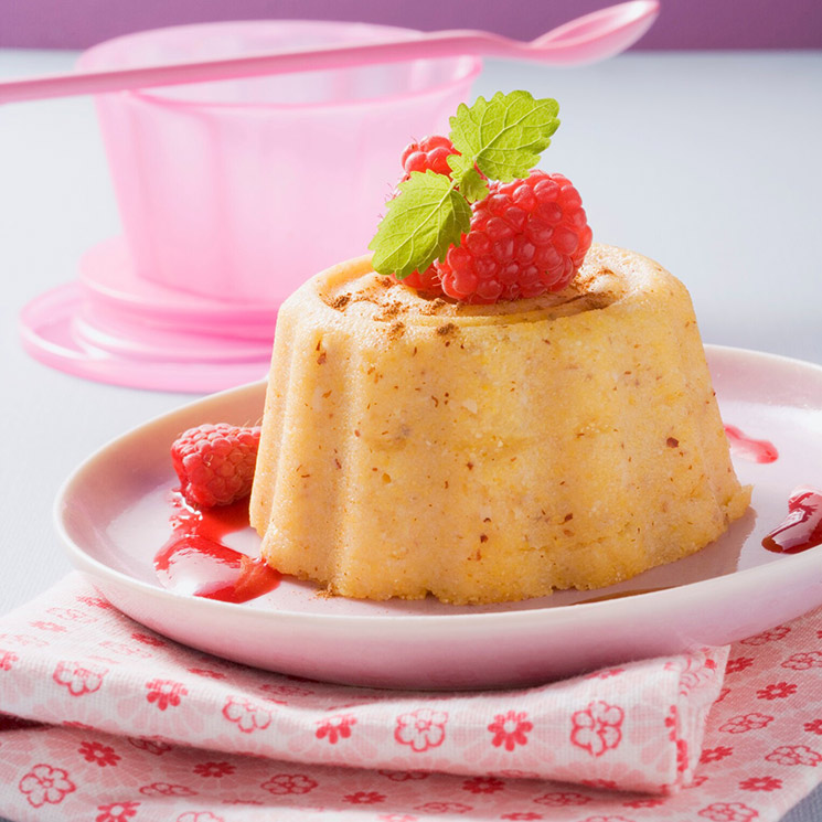 Pudin de polenta con nueces y miel y 'coulís' de fresa