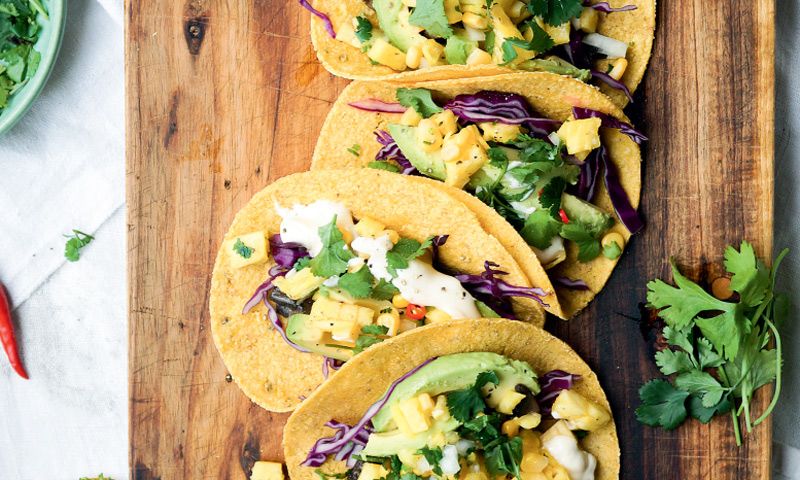 Tacos de aguacate, maíz y queso