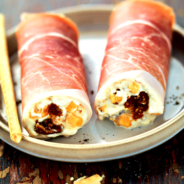 Canutillos de jamón con queso, torreznitos y tomate
