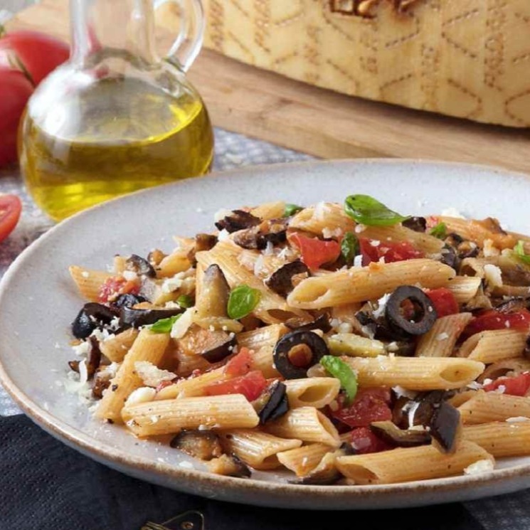 Pasta Con Berenjenas Aceitunas Tomate Y Queso Grana Padano
