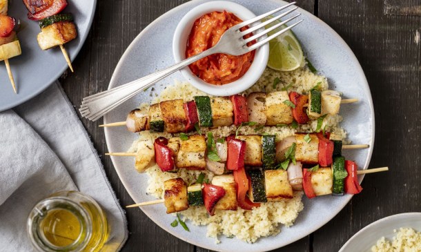 Brochetas de verduras y 'halloumi' sobre cuscús Brochetas de verduras y 'halloumi' sobre cuscús