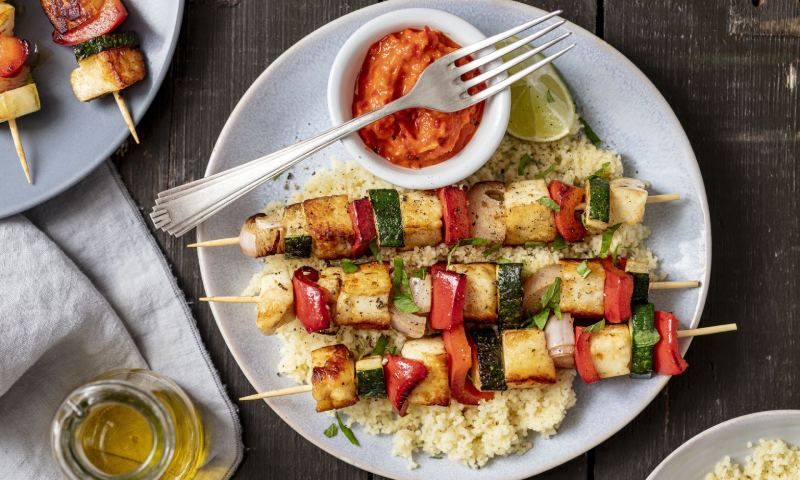 Brochetas de verduras y 'halloumi' sobre cuscús